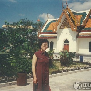 上世纪九十年代，我国古筝学会在广东澄海市召开。筹备会期间，曹桂芬在当地留影。