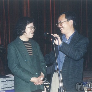 上世纪九十年代后期，世界有名的香港雨果公司在郑州举办音乐会，会后，曹桂芬与公司负责人易有伍合影