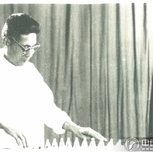 上世纪五十年代，一代宗师曹东扶先生在演奏时的情形