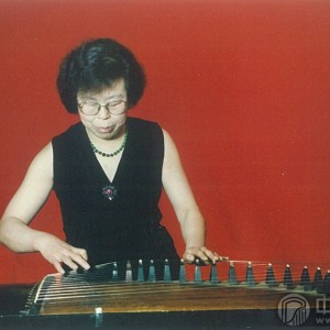 中年时期的曹桂芬在演奏