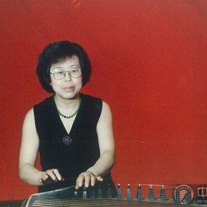 中年时期的曹桂芬在演奏2