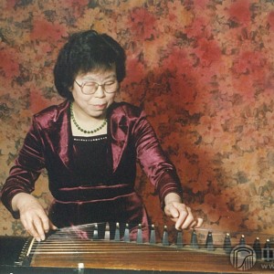 中年时期的曹桂芬在演奏3