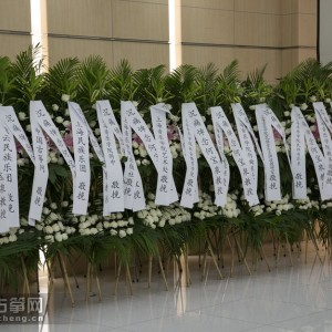 6W8A9528厅内外摆满各界机构及人士敬献的花篮