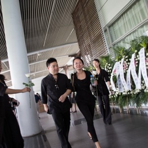 6W8A9569中国音乐家协会古筝学会秘书长、中国民族管弦乐学会古筝专业委员会秘书长王中山（左一）专程从北京赶赴追悼会现场。右一为上海音乐学院副教授祁瑶。