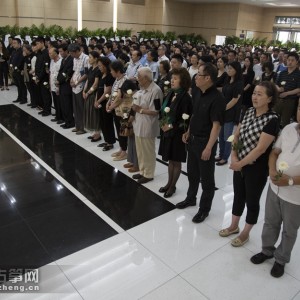 6W8A9629图为追悼会现场。来自海内外的何宝泉先生的亲友、弟子、同事等数百人参加了追悼会。