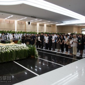 6W8A9637追悼会开始，由著名作曲家、上海音乐学院民乐系主任王建民教授主持。