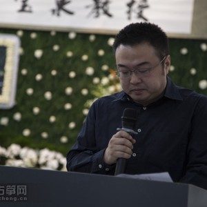 6W8A9658其后，何宝泉先生之子、古筝演奏家何晓栋作为亲属代表发言，何晓栋代表所有亲属对来宾表达了诚挚的谢意，并表达后辈定谨遵父亲教导，完成父亲未尽的遗志。