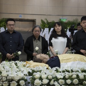 6W8A9672随后，是何宝泉先生遗体告别仪式。何宝泉教授亲属代表与其做最后的告别——子何小栋（左一）、妻孙文妍（左二）、女何晓彤（左三）、外孙（左四）。
