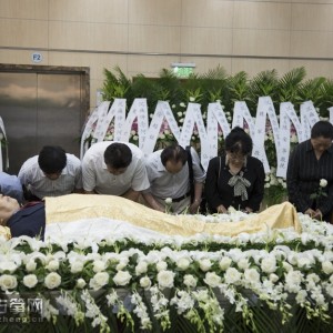 6W8A9681来宾们依次向先生遗体崇敬地鞠躬并献花，与先生告别。