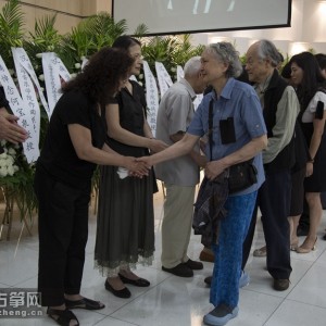 6W8A9707遗体告别仪式——来宾们依次向先生遗体崇敬地鞠躬并献花，与先生告别，家属对来宾一一致谢。