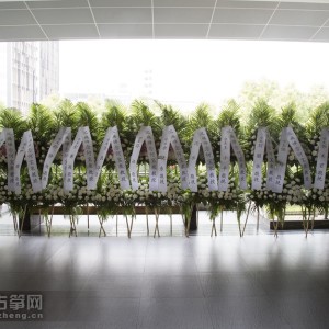 厅内外摆满各界机构及人士敬献的花篮