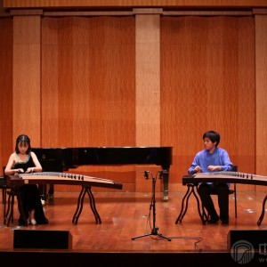 此曲是河南特有筝曲、古筝二重奏《闹元宵》，陈慧、孟思聪两位老师精彩的演奏，将农民获得解放后在农历正月十五元宵节载歌载舞，迎接新一年春天来临的景象表现得淋漓尽致。