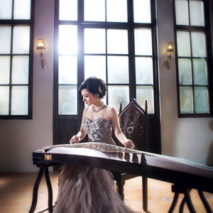 穿上华丽的服装，独坐筝前，奏一曲，请君细细听