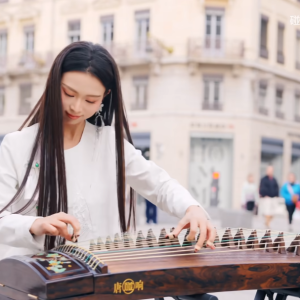 在法国里昂，演奏民歌《弥渡山歌》~