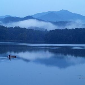 伊犁河畔