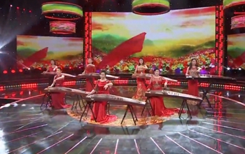 《红旗飘飘》演奏：鲁东大学艺术学院泠泠筝乐团