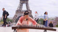 巴黎埃菲尔铁塔下的《黑月光》我见过软语 开过的花 眼酸到说梦话 ~演奏：碰碰彭碰彭