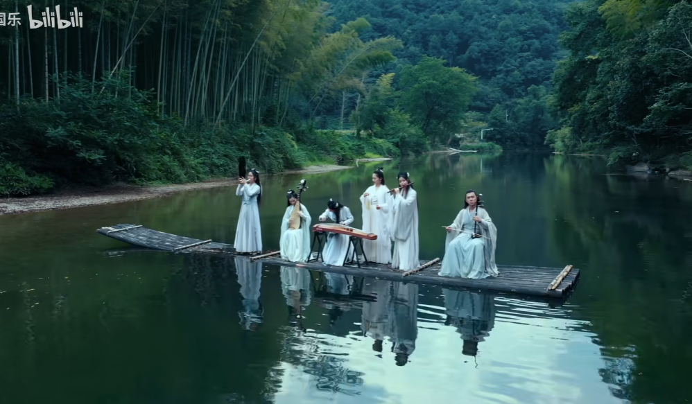 日出江花红胜火，谁不忆《江南》