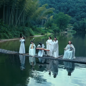 日出江花红胜火，谁不忆《江南》