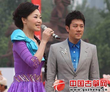 蔡国庆,吕薇在扬州筝的伴奏下演唱艺术节主题歌