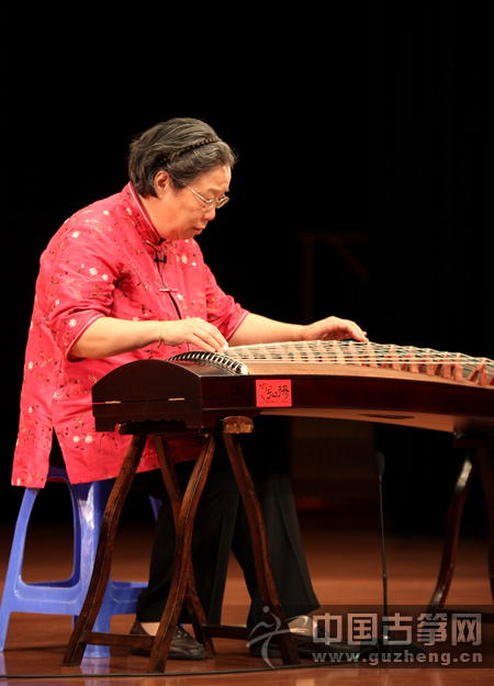 孙文妍老师为观众现场弹奏古筝曲