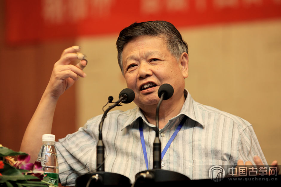 饶宁新老师演讲时的风采.